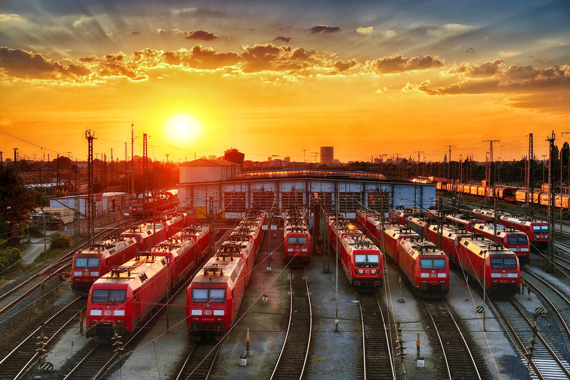 Bild mehrerer Züge im Bahnhof